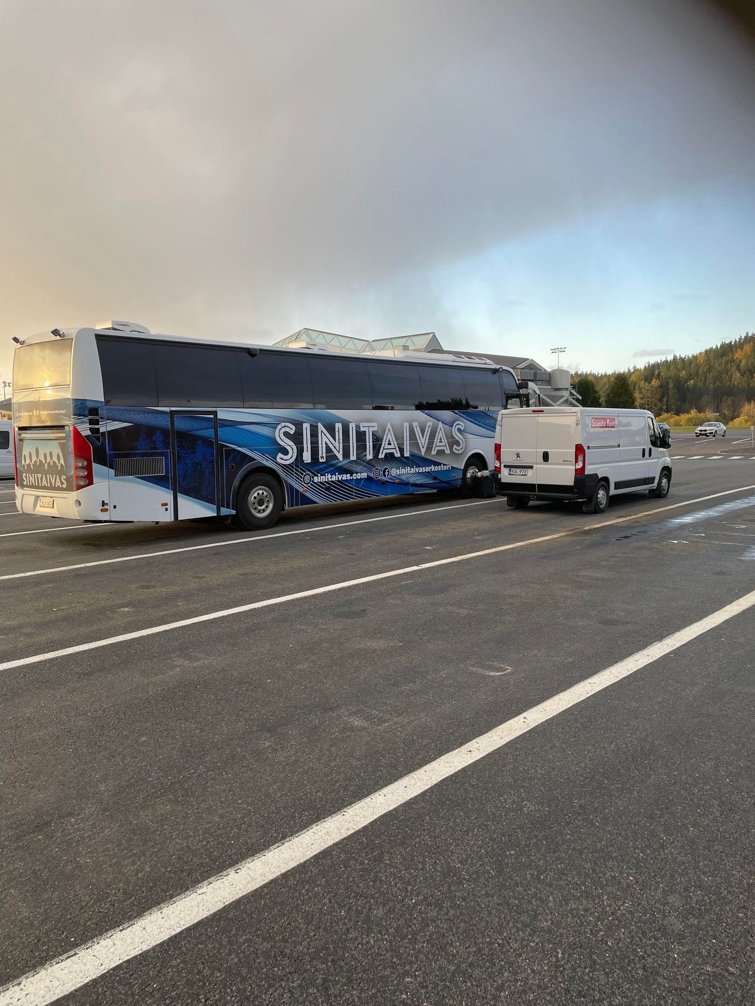 Sinitaivas bussi 2023 | tanssiin Fi