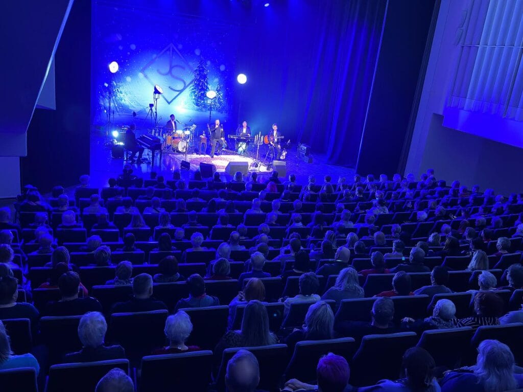 Yleisö taputti seisaaltaan jari sillanpäälle  kohukiertueella tunnelma katossa | tanssiin Fi