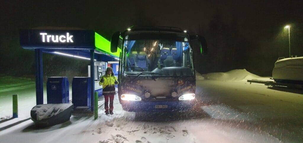 Souvarit bussi Souvarit joutuivat rajuun lumimyrskyyn keikkamatka keskeytyi | tanssiin Fi