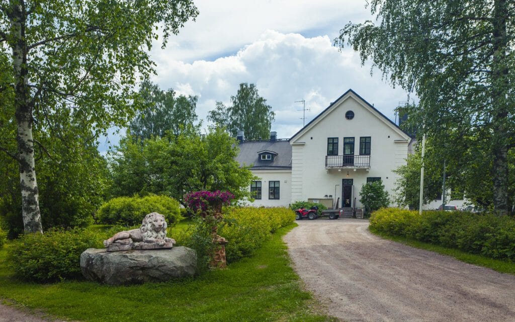 Nahkakorsetissa satulinnaan  eini 63 kuumottaa vain elämää  kuvissa nyt olen valossa | tanssiin Fi