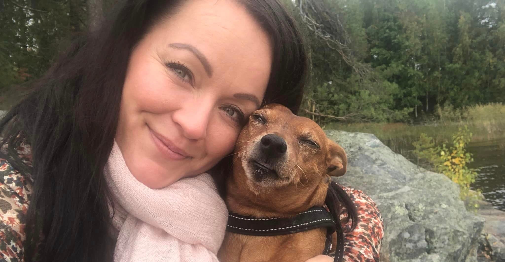 Heidi Pakarinen ja Nestori Anna heidi pakarinen hyvästeli nestorinsa laulaen keikkakoira osasi haukkua satumaata | tanssiin Fi