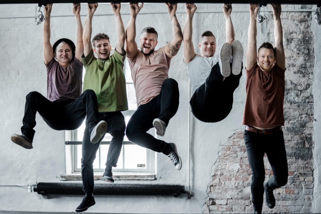 Hurma 2024 Tangofinalisti harri hautaniemi soitti jo 4 vuotiaana kitaraa joel hallikaisen keikalla kahden tyttären taekwondo isä on tuttu hurmasta | tanssiin Fi