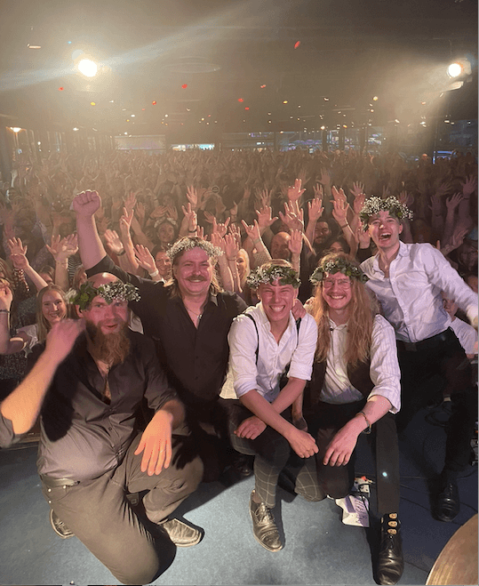 Valasranta Komiat 220624 Komiat paljastaa miksi lavat houkuttavat nuorempiakin tansseista on tullut kansanjuhla joka yhdistää sukupolvia | tanssiin Fi