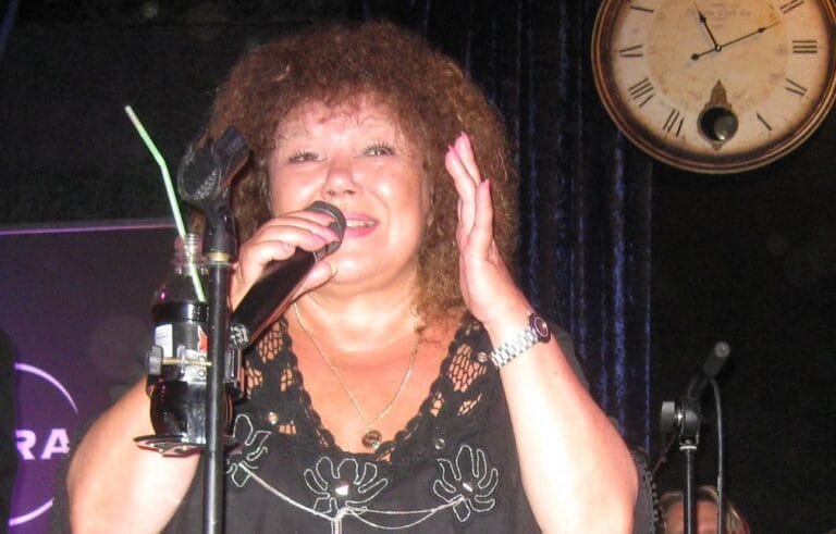 Anita Hirvonen lavalla