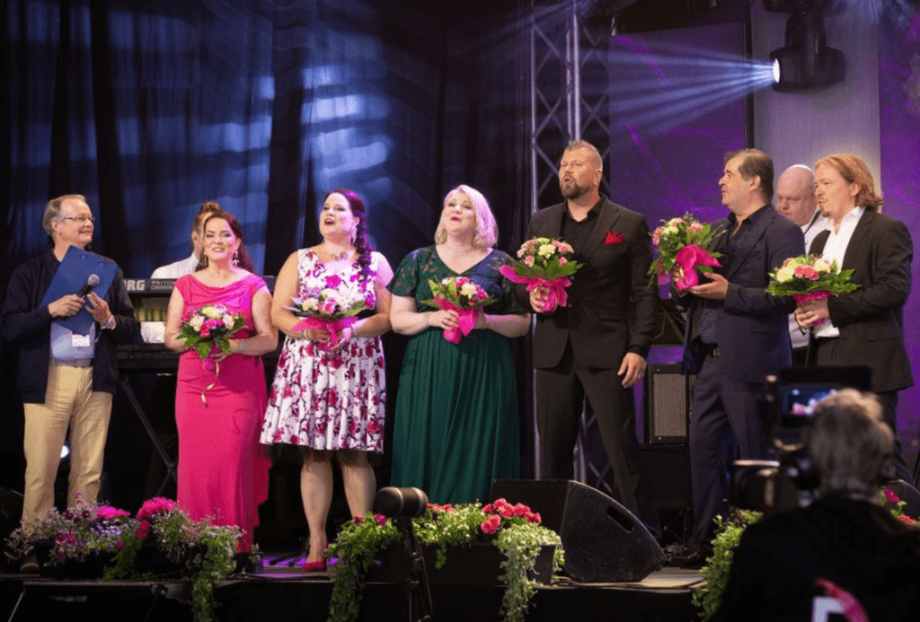 Lukijat minna saarinen ja juho backman selviä suosikkeja kiuruveden iskelmämestareiksi | tanssiin Fi