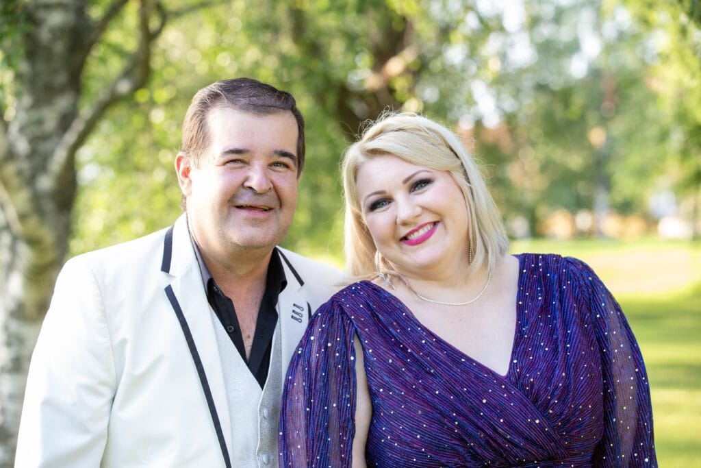 Iskelmämestari johanna on esiintymisjännityksestä kärsinyt lastenhoitaja  isä liikuttui tyttärensä voitosta | tanssiin Fi