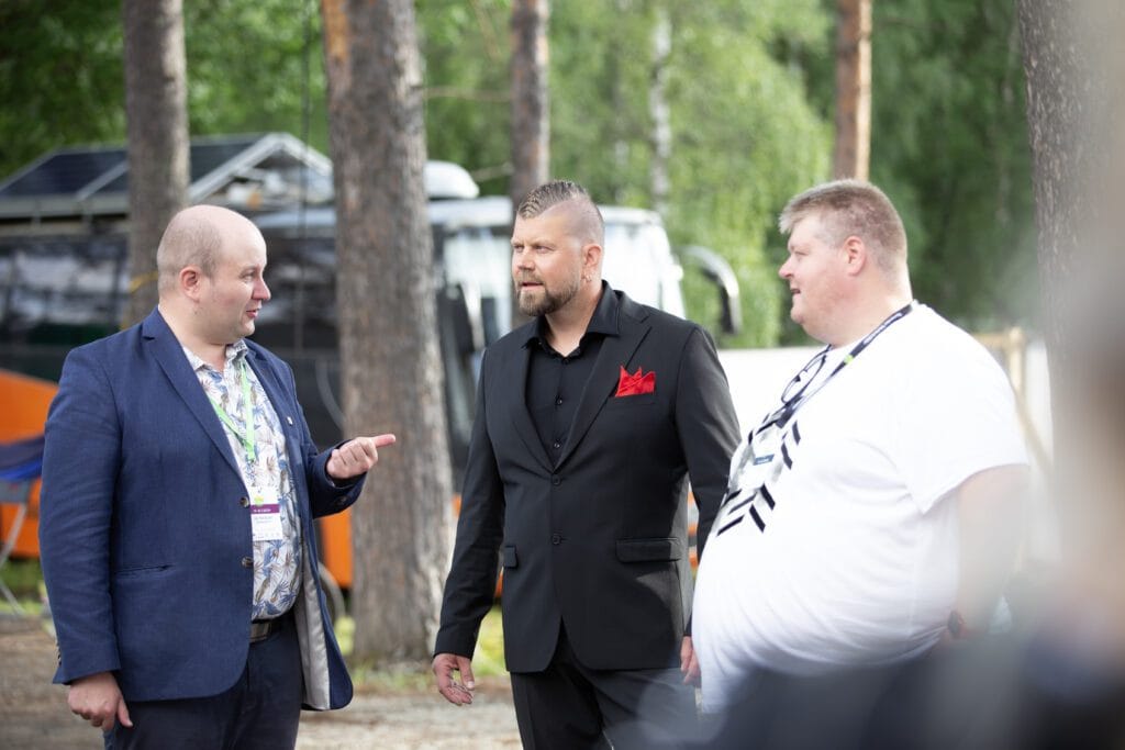 Lukijat minna saarinen ja juho backman selviä suosikkeja kiuruveden iskelmämestareiksi | tanssiin Fi