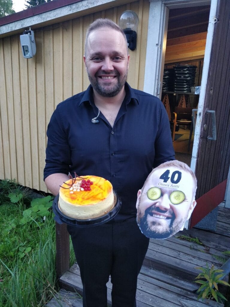 Antti ahopelto 40 juhlii lavalla  mutta jalkavaiva hidastaa tanssimista lahjaksi toivon | tanssiin Fi