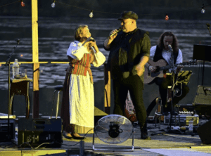 Jari Sillanpää ja Marita Taavitsainen.35