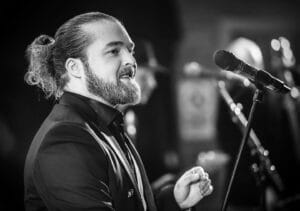 Teemu Roivainen laulaa