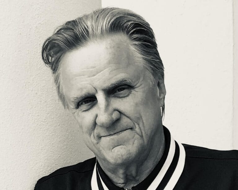 Juhamatti mustavalkoinen vakava