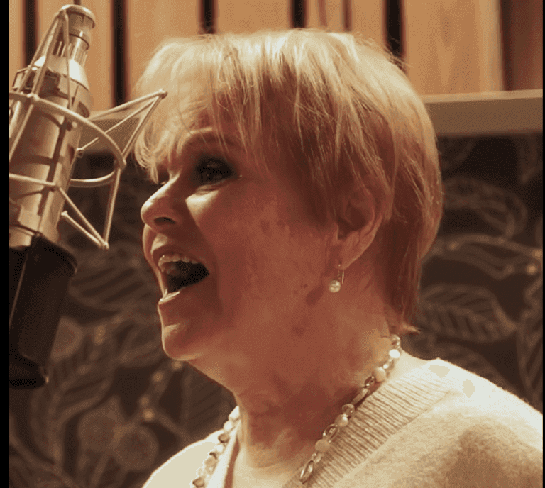 Katri Helena laulaa studio 2025.31