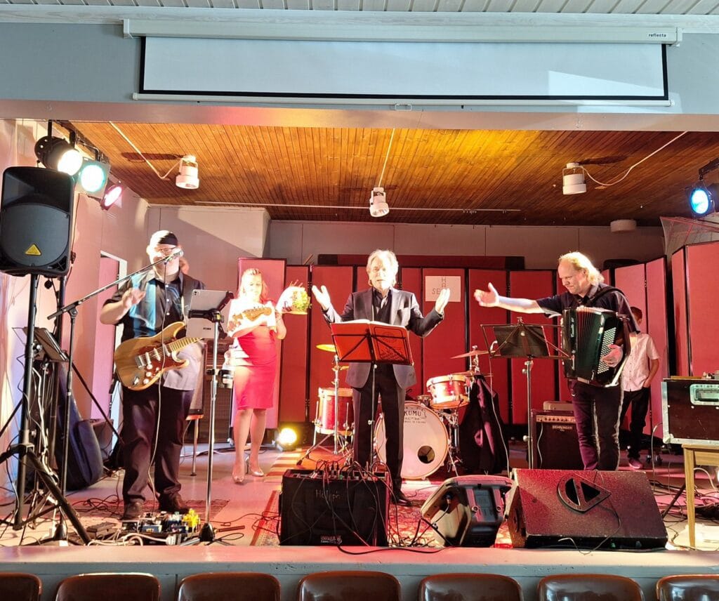 Erkki liikanen täytti 82 vuotta ja juhli päivätansseissa  katso kuvat | tanssiin Fi