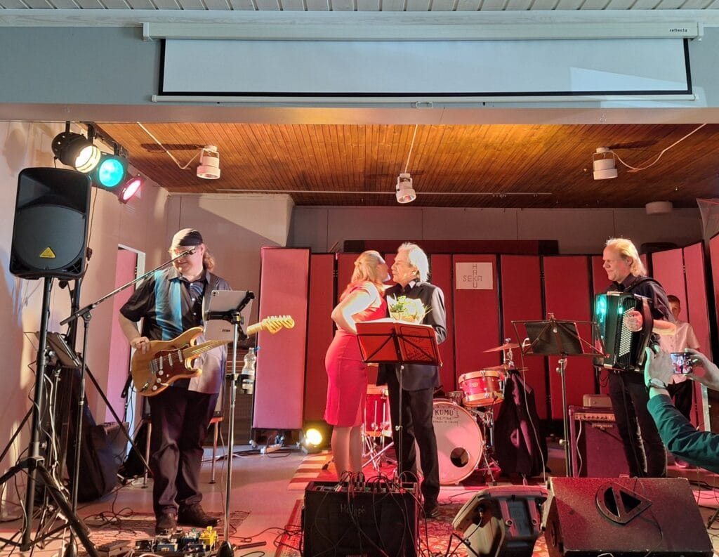 Erkki liikanen täytti 82 vuotta ja juhli päivätansseissa  katso kuvat | tanssiin Fi