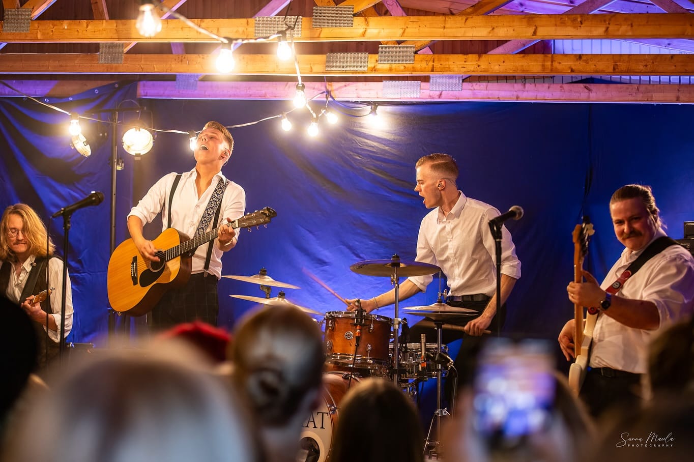 Komiat tallensi lavatanssien aidon tunnelman musiikkivideoille  kiitokseksi yleisölle ja muistoksi jälkipolville | tanssiin Fi