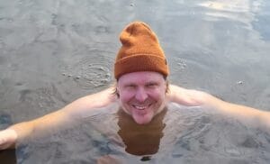 Tommi Liimatainen uimassa