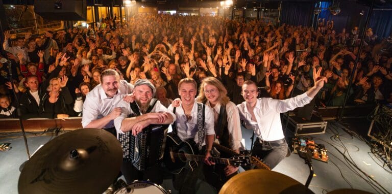 komiat_keikkakuva_valasranta_2024_vaaka_kuvaaja-Niina-Rautiainen