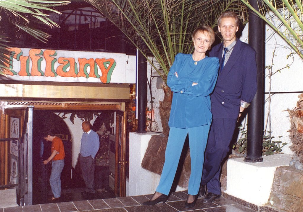 Kirja jorma kalevi poistui saattohoidosta  katseli viimeisenä iltanaan kyynelsilmin lastensa kuvia | tanssiin Fi