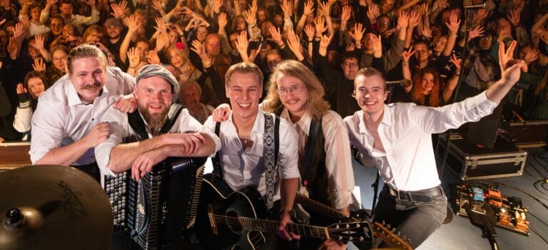 komiat_keikkakuva_valasranta_2024_vaaka_kuvaaja-Niina-Rautiainen