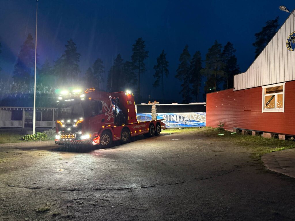 Hinausauto Sinitaivas 24.6.25 Kiparkatti