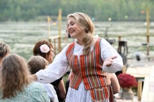 Marita Taavitsainen laiturilla