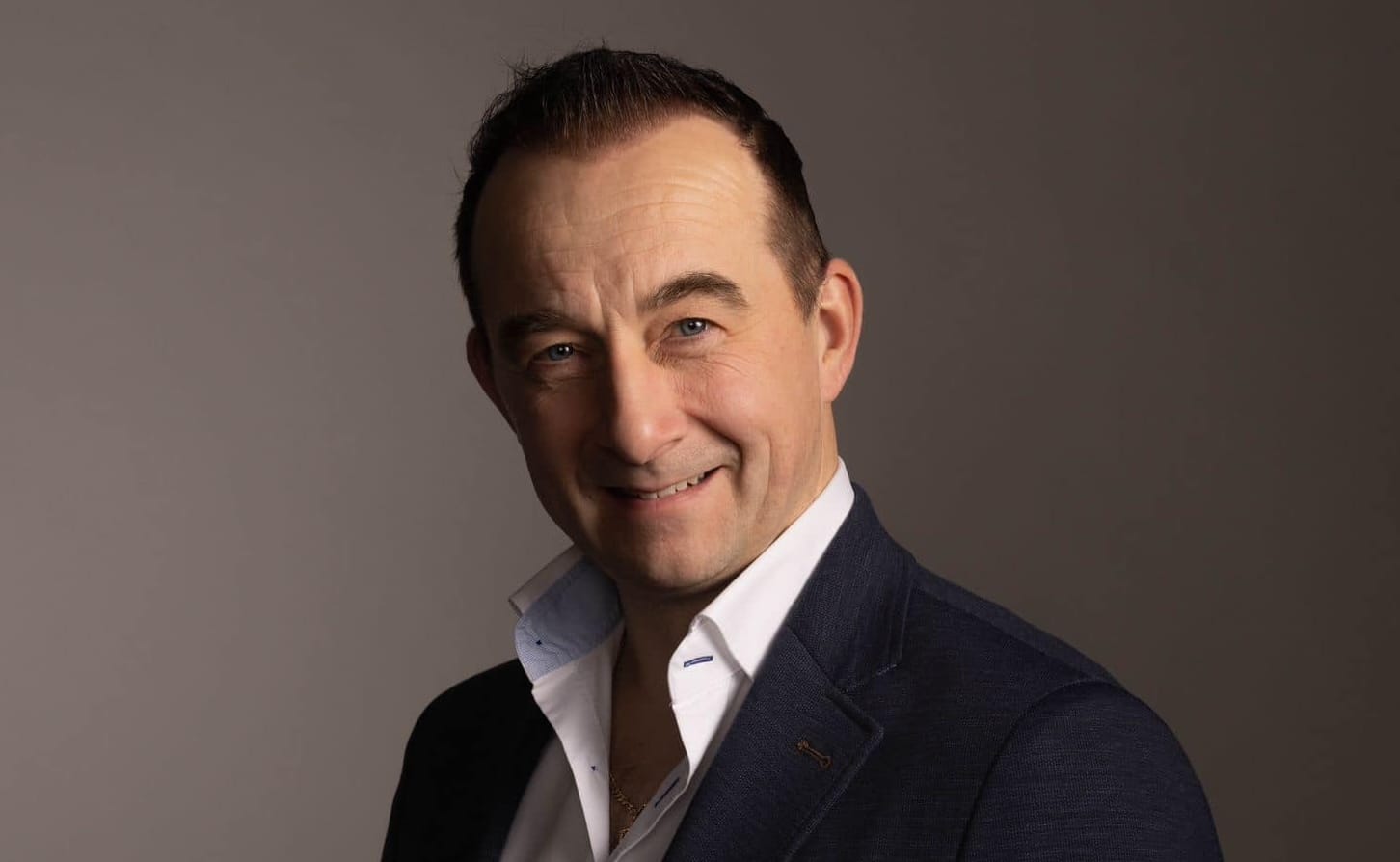 Pasi Kivimäki 2025 Pasi kivimäki paiskii töitä armeijassa lavaisäntänä ja tanssiorkesterin vetäjänä toivoo koulujen opettavan paritanssia | tanssiin Fi