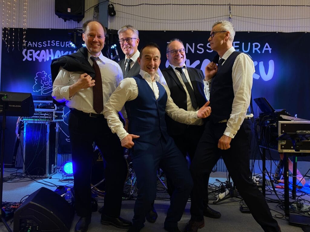 Pasi Kivimäki & NYT 2025 Pasi kivimäki paiskii töitä armeijassa lavaisäntänä ja tanssiorkesterin vetäjänä toivoo koulujen opettavan paritanssia | tanssiin Fi