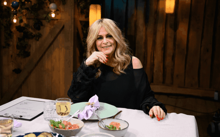 Marion Rung istuu Vain elämää -pöydässä ja hymyilee kameralle. Kuva: 2025.