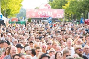 yleisöä seinäjoen tangomarkkinoilla 2025