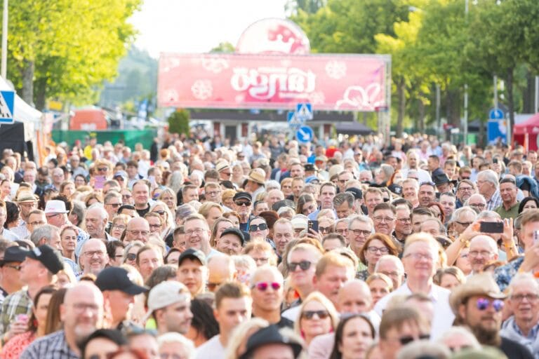 yleisöä seinäjoen tangomarkkinoilla 2025