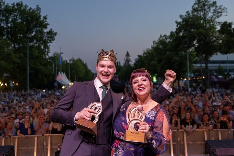 Veeti Tikkanen ja Hanna Hirvonen katulava la 12.7.25 tangomarkkinat kuva Anssi Leppänen Yleisö valitsee vuoden 2026 tangokuninkaalliset näin seinäjoen tangomarkkinoiden laulukilpailu etenee | tanssiin Fi