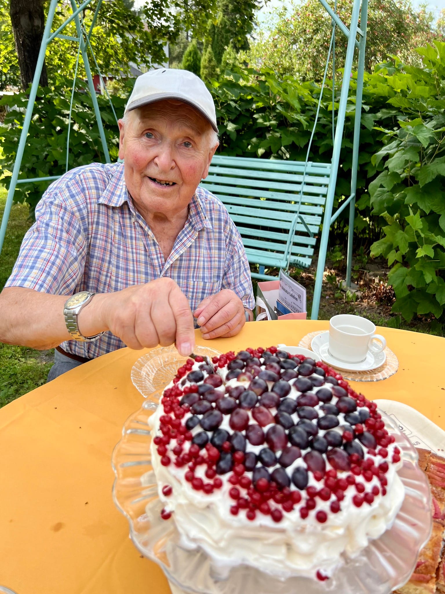 Jorma papalla 90 oli vientiä synttäreillä 10 naista oli tanssijonossa | tanssiin Fi