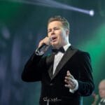 jukka katajala laulaa mikrofoni iskelmämestari lava