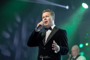 jukka katajala laulaa mikrofoni iskelmämestari lava