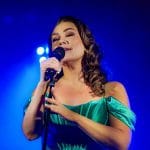 Saija Tuupanen laulaa, mikrofoni, 2025