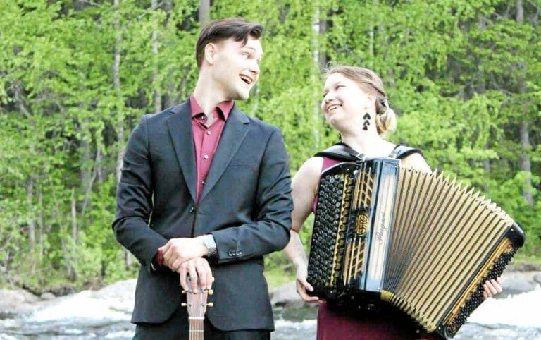 Veeti Tikkanen ja Ronja Pehkonen, haitari, pari, joulu