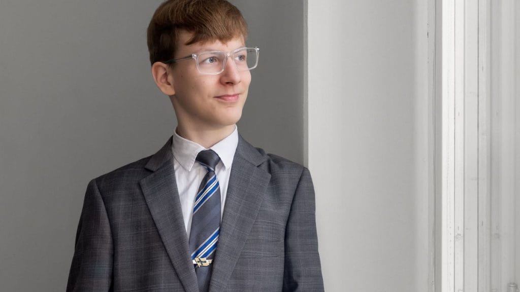 14-vuotias Anton Häkkinen hymyilee juhlava puku päällä Oulussa, valittu Vuoden positiivisimmaksi oululaiseksi 2025