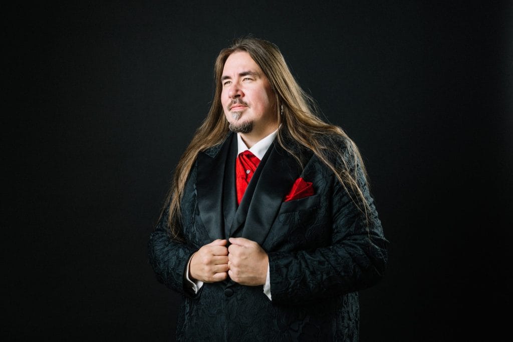 Antti Railio esiintymässä joulukonsertissa. Kuva: 2025.