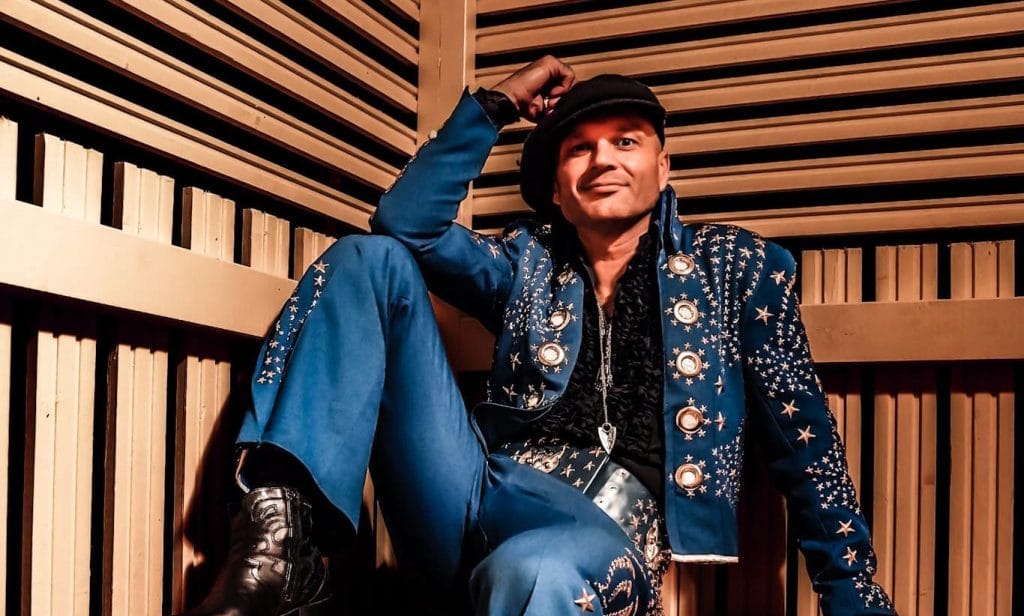 Dimitri Keiski poseeraa, limbo, koko vartalo