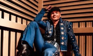 Dimitri Keiski poseeraa, limbo, koko vartalo