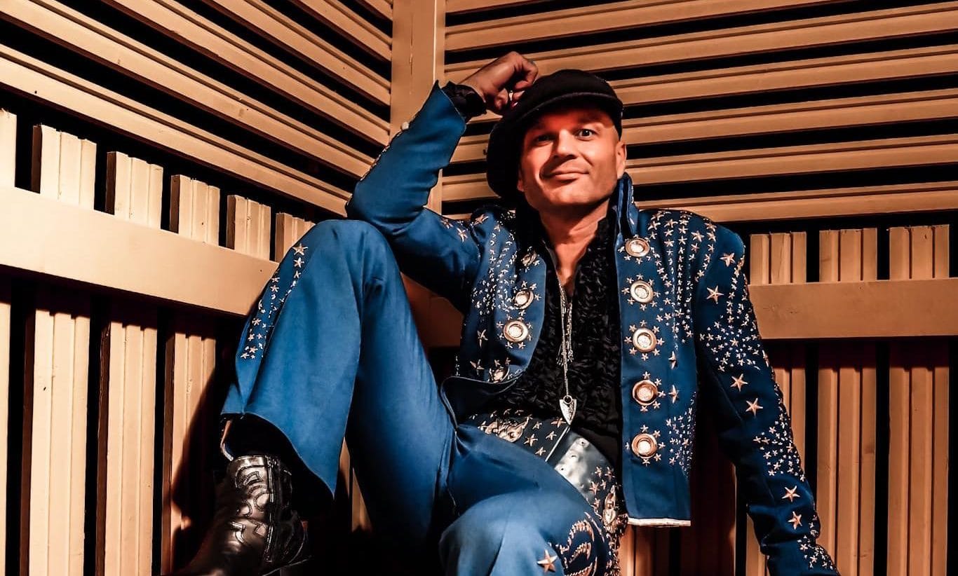 Dimitri Keiski poseeraa, limbo, koko vartalo