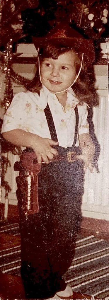 Dimitri keiski taaperona cowboy asussa kotioloissa