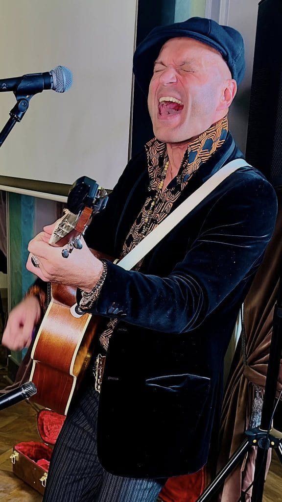 Dimitri Keiski laulaa