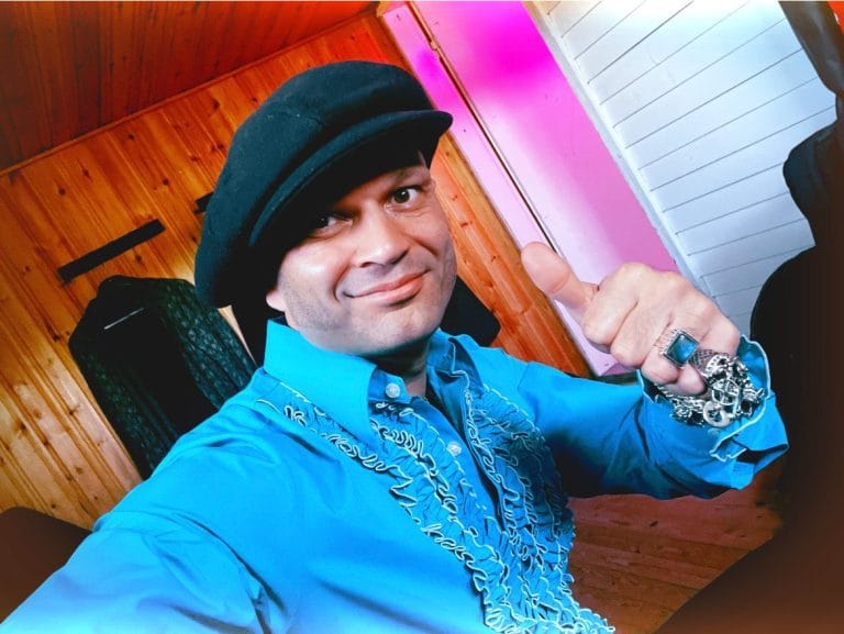 Dimitri Keiski peukku pystyssä, ilo, vuoden miesartisti