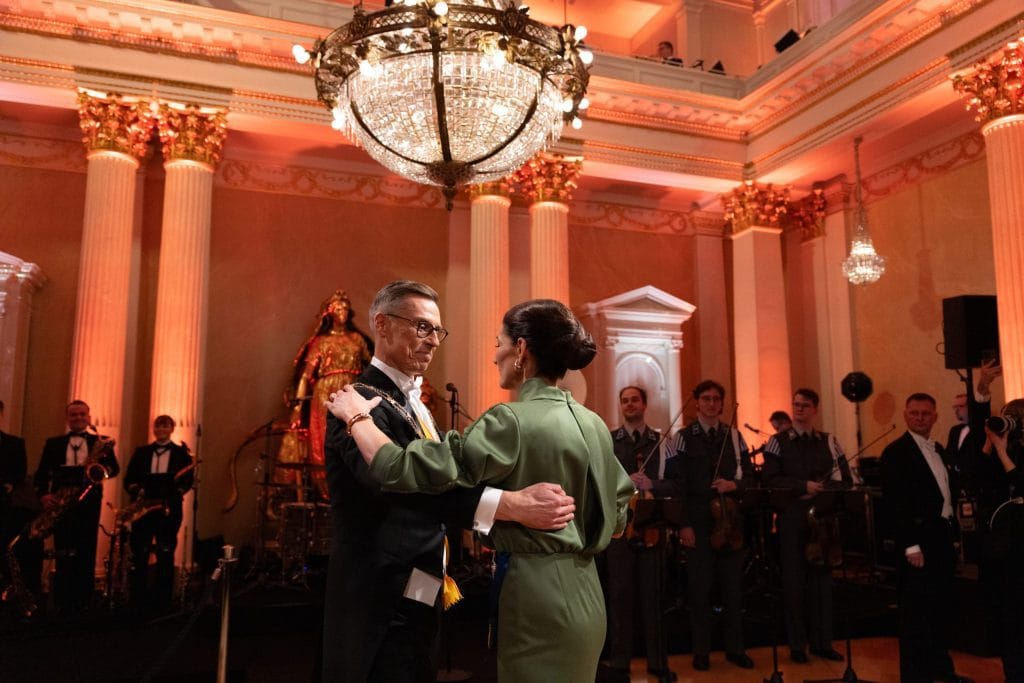 Presidentti Alexander Stubb ja Suzanne Innes-Stubb tanssimassa valssia Linnan juhlissa vuonna 2024.