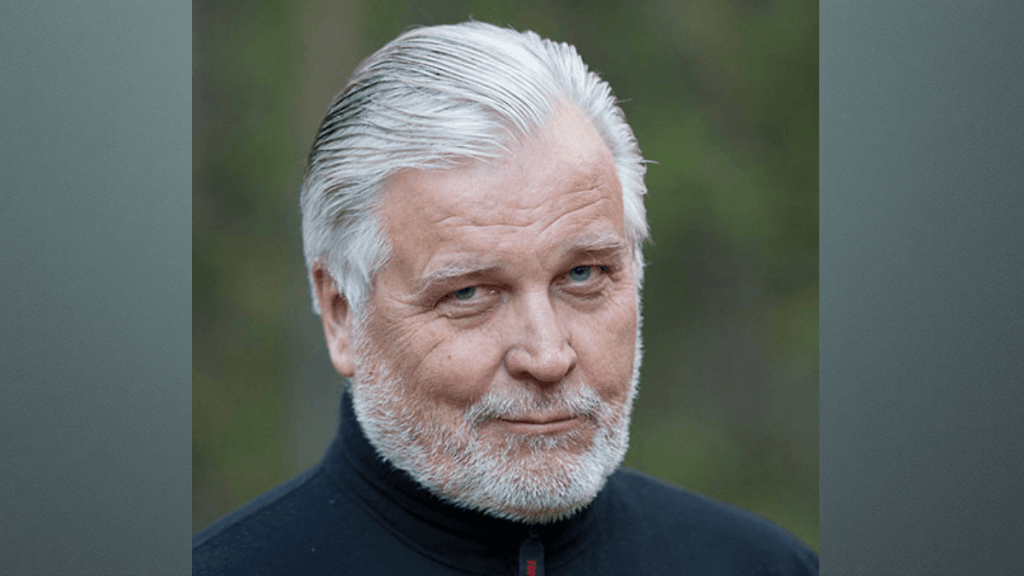 Kai ”Kuju” Hyttinen poseeraa ulkona – konkarilaulaja joutui siirtämään loppuvuoden konserttinsa polvivamman vuoksi.