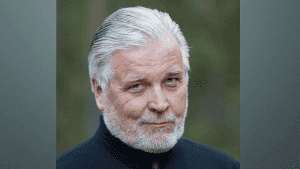 Kai ”Kuju” Hyttinen poseeraa ulkona – konkarilaulaja joutui siirtämään loppuvuoden konserttinsa polvivamman vuoksi.