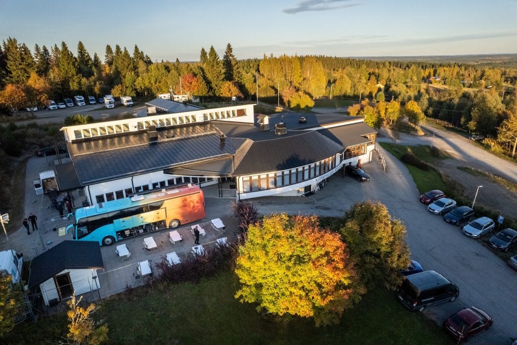 Naapurinvaaran huvikeskus sotkamossa ulkokuva vaaramaisemassa