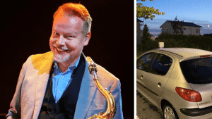 Muusikko poseeraa soitin kädessää, kuvassa myös jhänen perheensä Peugeot 206, joka varastettiin ja löytyi myöhemmin rikottuna Helsingistä.