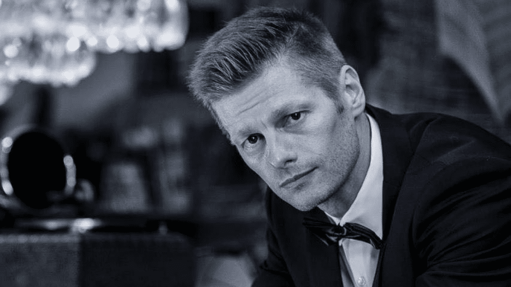 Laulaja mustavalkoisessa promokuvassa uuden Jouluyön muisto -singlen julkaisun yhteydessä.